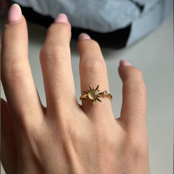 Gold Sun Spinner Ring – Rotating Celestial Design with White Stone & Crystal - Picture 6 of 7